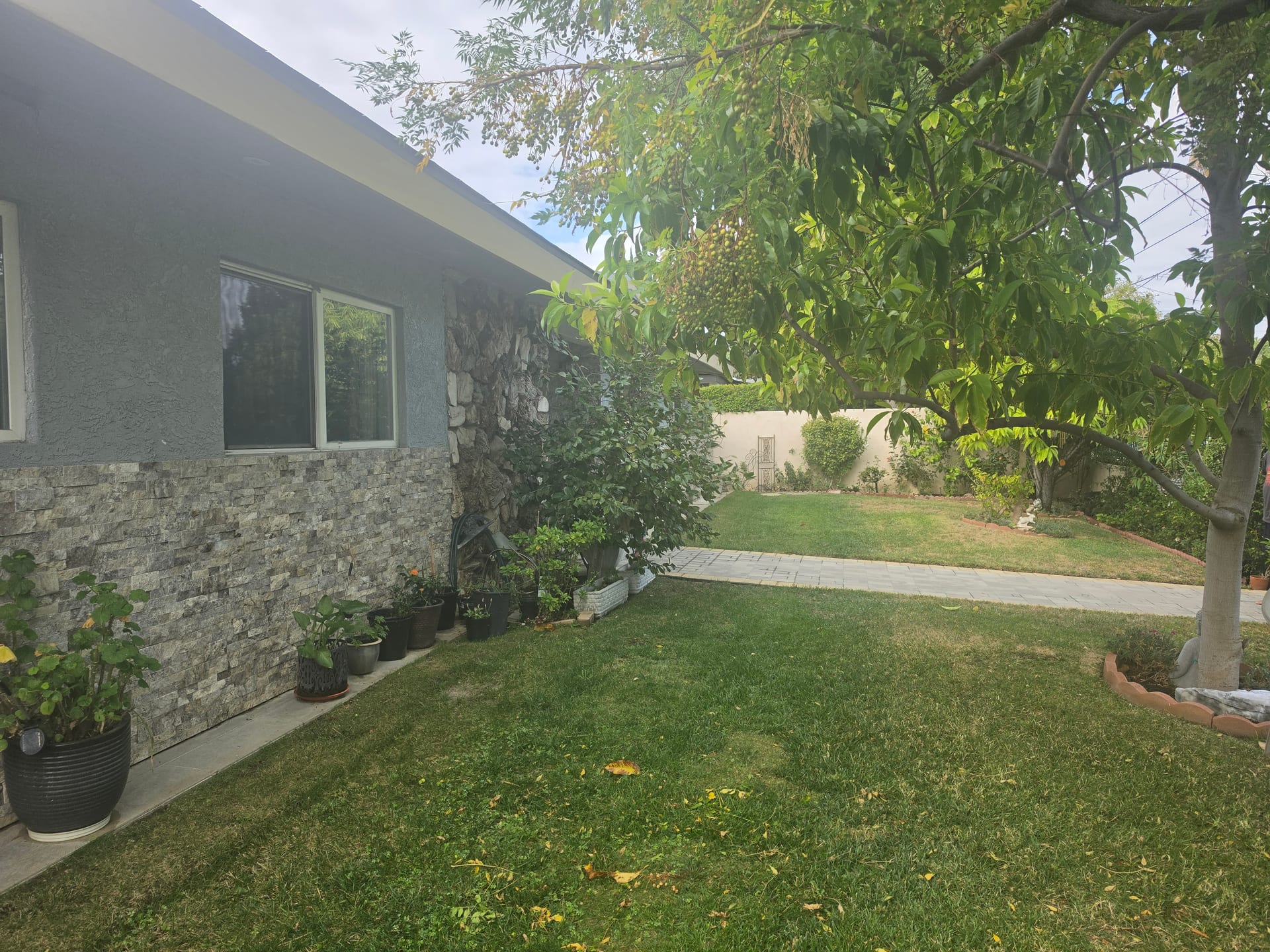 Vacant Care-Ready Property for Lease in Woodland Hills, CA — front yard