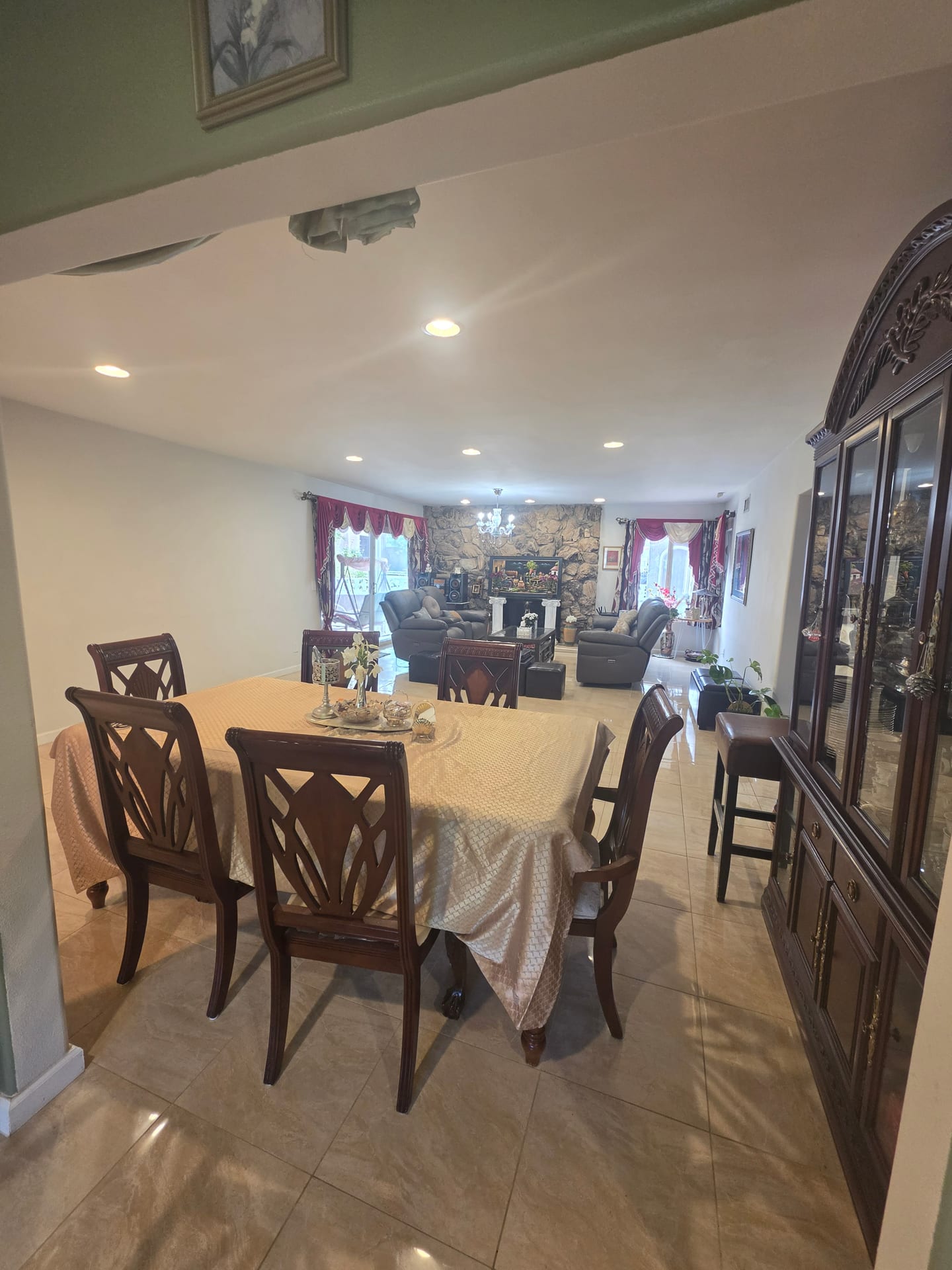 Vacant Care-Ready Property for Lease in Woodland Hills, CA — living room
