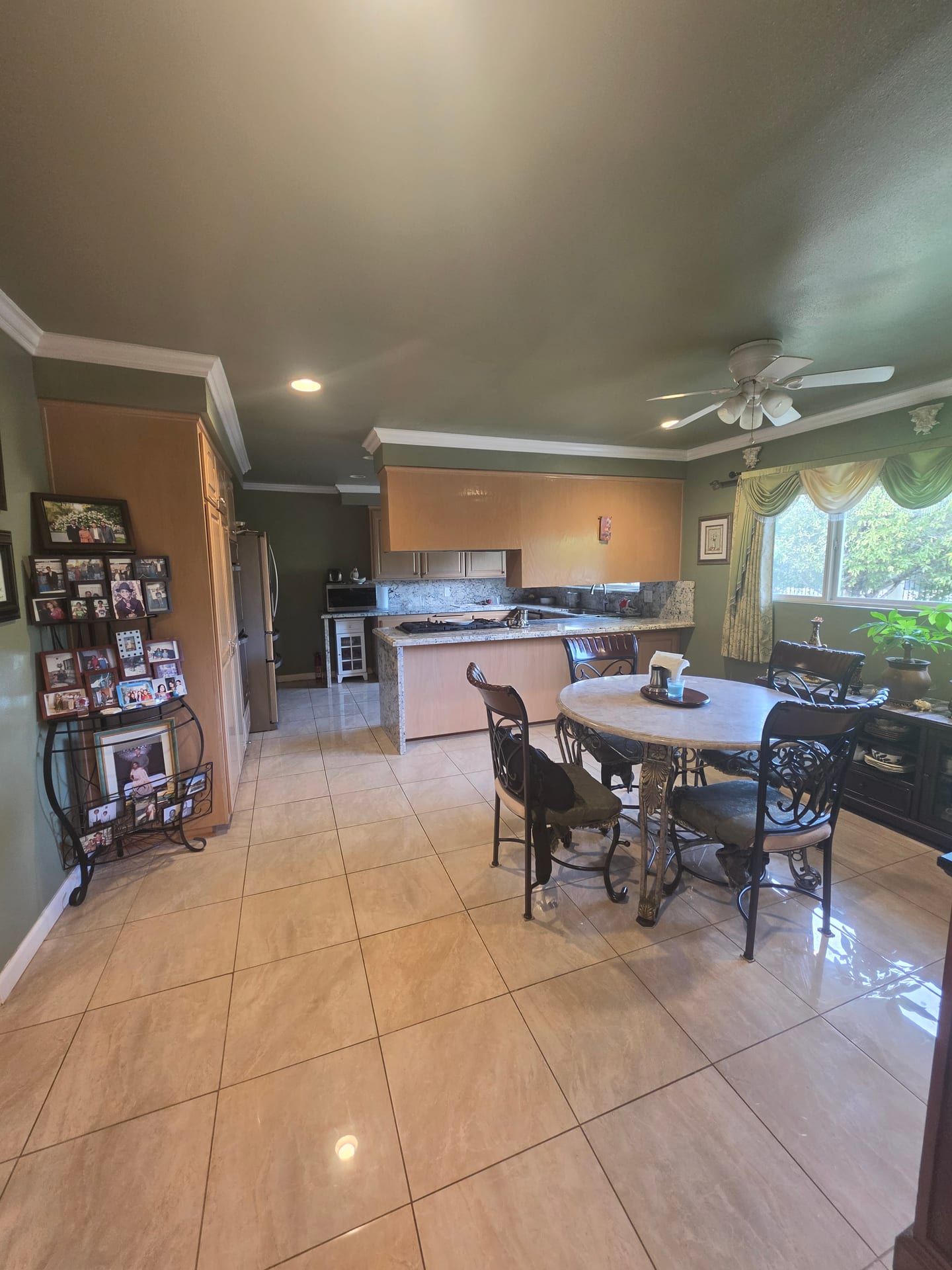 Vacant Care-Ready Property for Lease in Woodland Hills, CA — breakfast nook