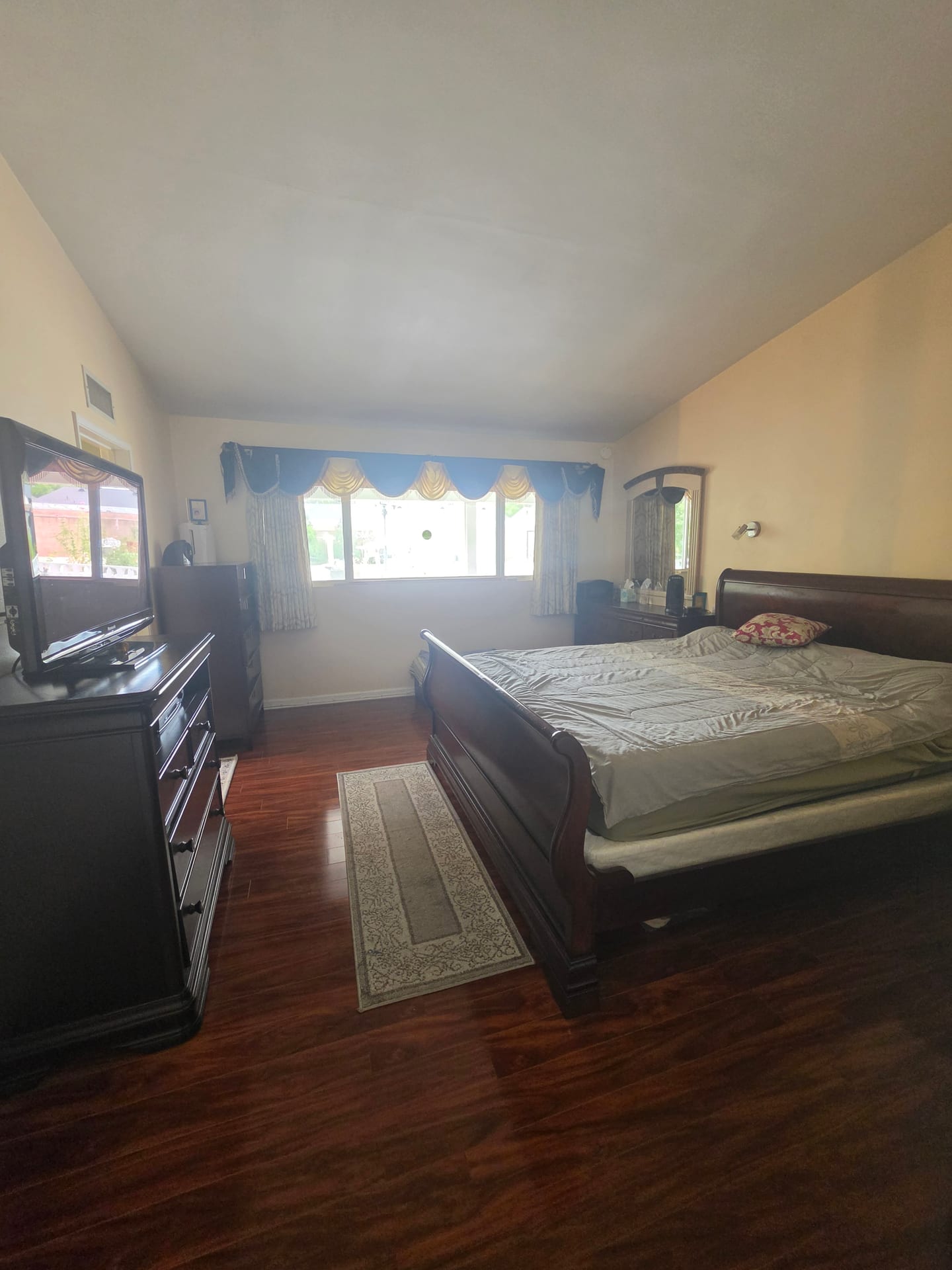 Vacant Care-Ready Property for Lease in Woodland Hills, CA — primary bedroom