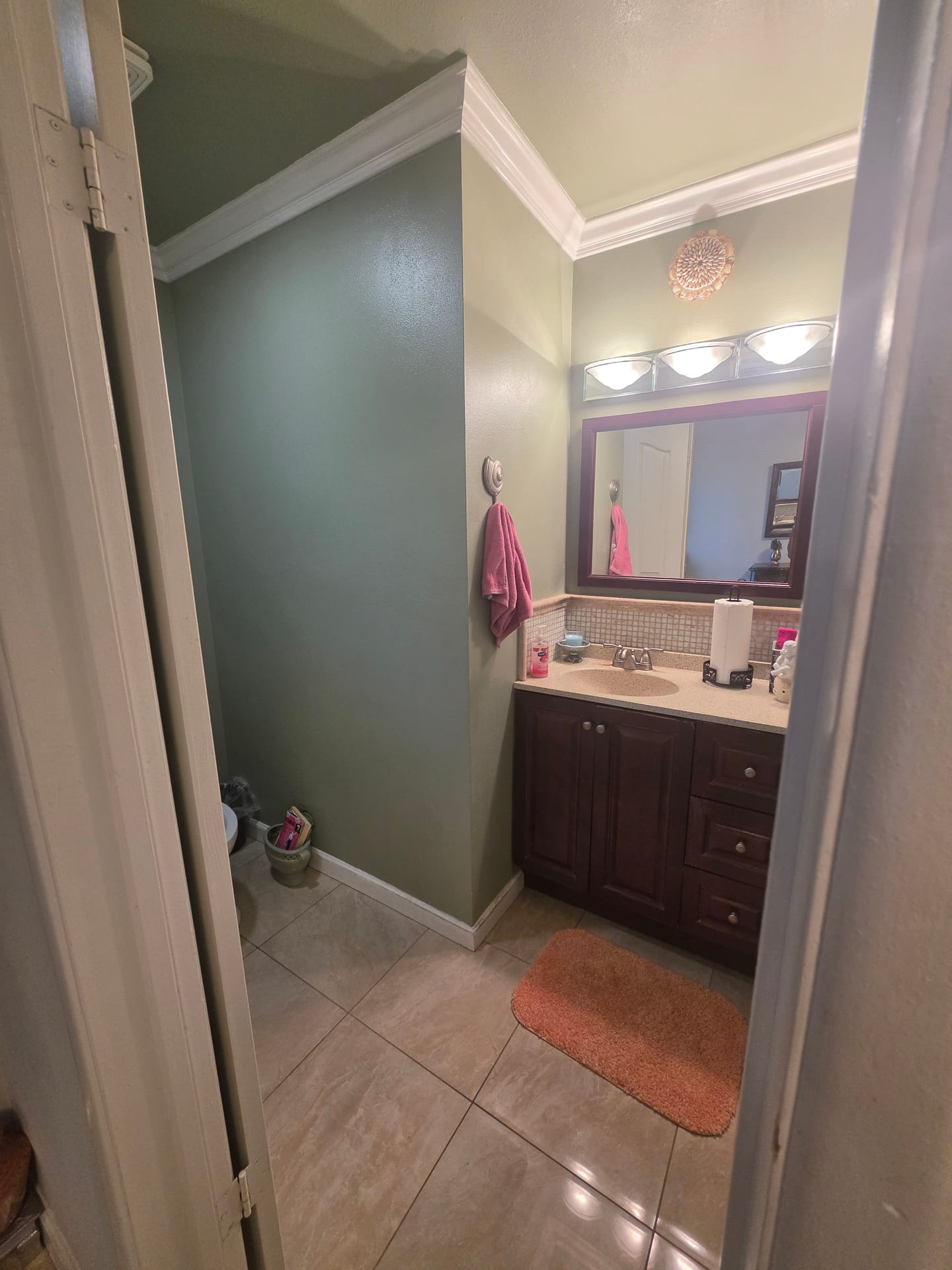 Vacant Care-Ready Property for Lease in Woodland Hills, CA — half bath